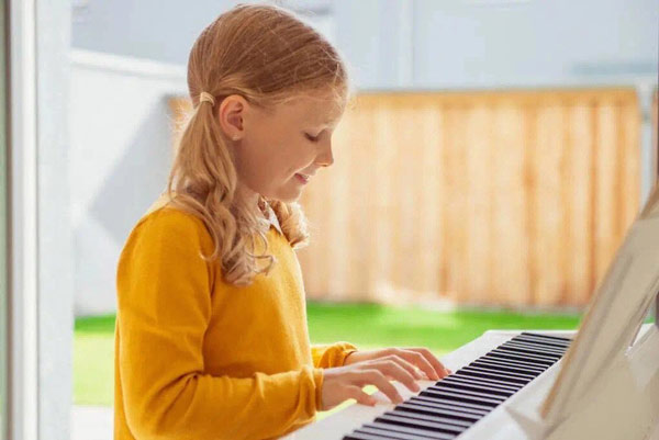 小小钢琴家的启蒙之旅：小孩啥时开始学钢琴合适