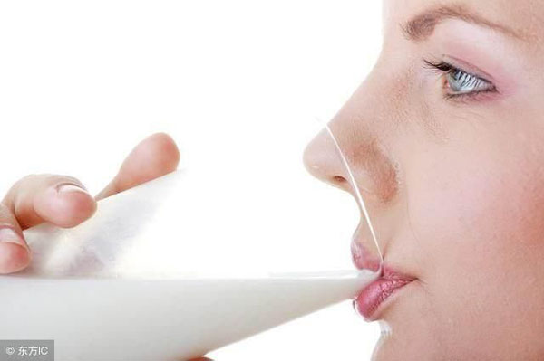 月子期喝牛奶能否助力丰胸
